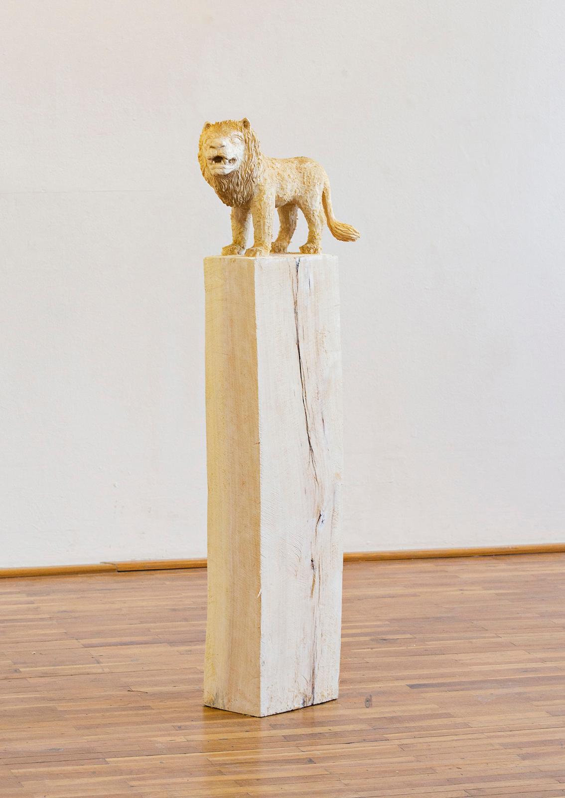 Jan Thomas, Löwe, 2016, Pappelholz, Lasuer, Höhe: 104 cm, Preis auf Anfrage, thj013kü