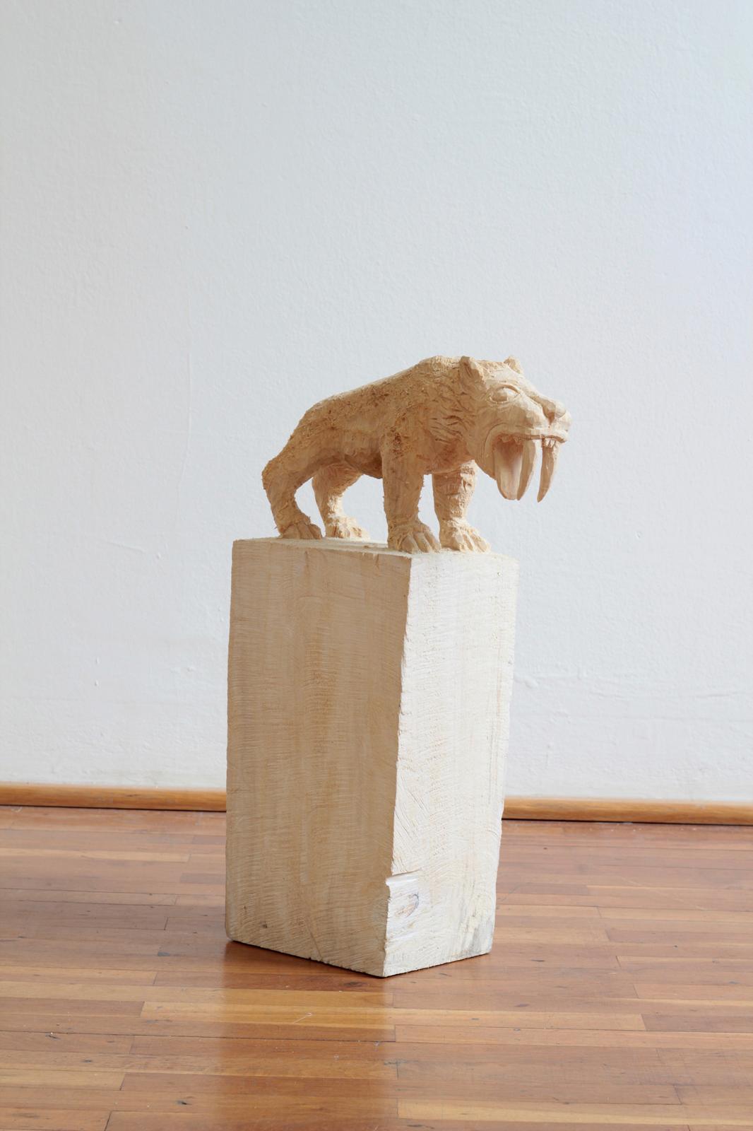 Jan Thomas, Säbelzahntiger, 2018, Pappelholz, Lasur, Höhe: 52 cm, Preis auf Anfrage, thj015kü