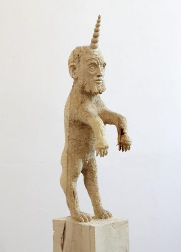 Jan Thomas, The Head, 2025, Pappelholz, 167 cm x 18 cm x 31 cm, Preis auf Anfrage, Galerie Cyprian Brenner