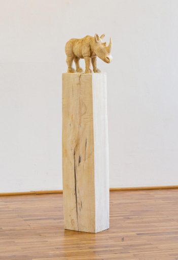 Jan Thomas, Nashorn , 2016 , Pappelholz. Lasur , Höhe: 130 cm, Preis auf Anfrage, Galerie Cyprian Brenner
