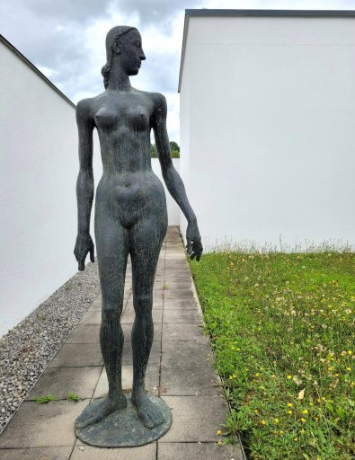 Fritz Nuss, Stehende, 1986 1987, Bronze, 212 cm x 74 cm x 45 cm, Preis auf Anfrage, SüdWestGalerie Skulpturengarten