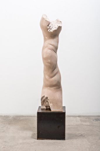 Christoph Traub, Körper, 2016, Untersberger Marmor, 135 x 30 x 30 cm, Preis auf Anfrage, trc015kü