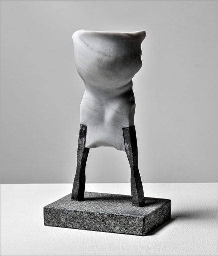 Christoph Traub, Aufrecht I, Ansicht II, 2020, Marmor/Stahl, 22 x 6 x 10 cm, trc021kü