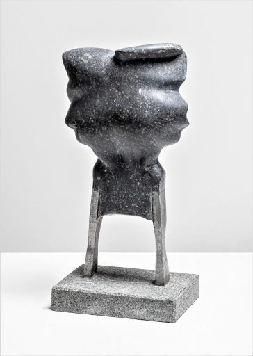 Christoph Traub, Aufrecht II, Ansicht II, 2020, belg. Kalkstein/Stahl, 26 x 6 x 14 cm, trc022kü