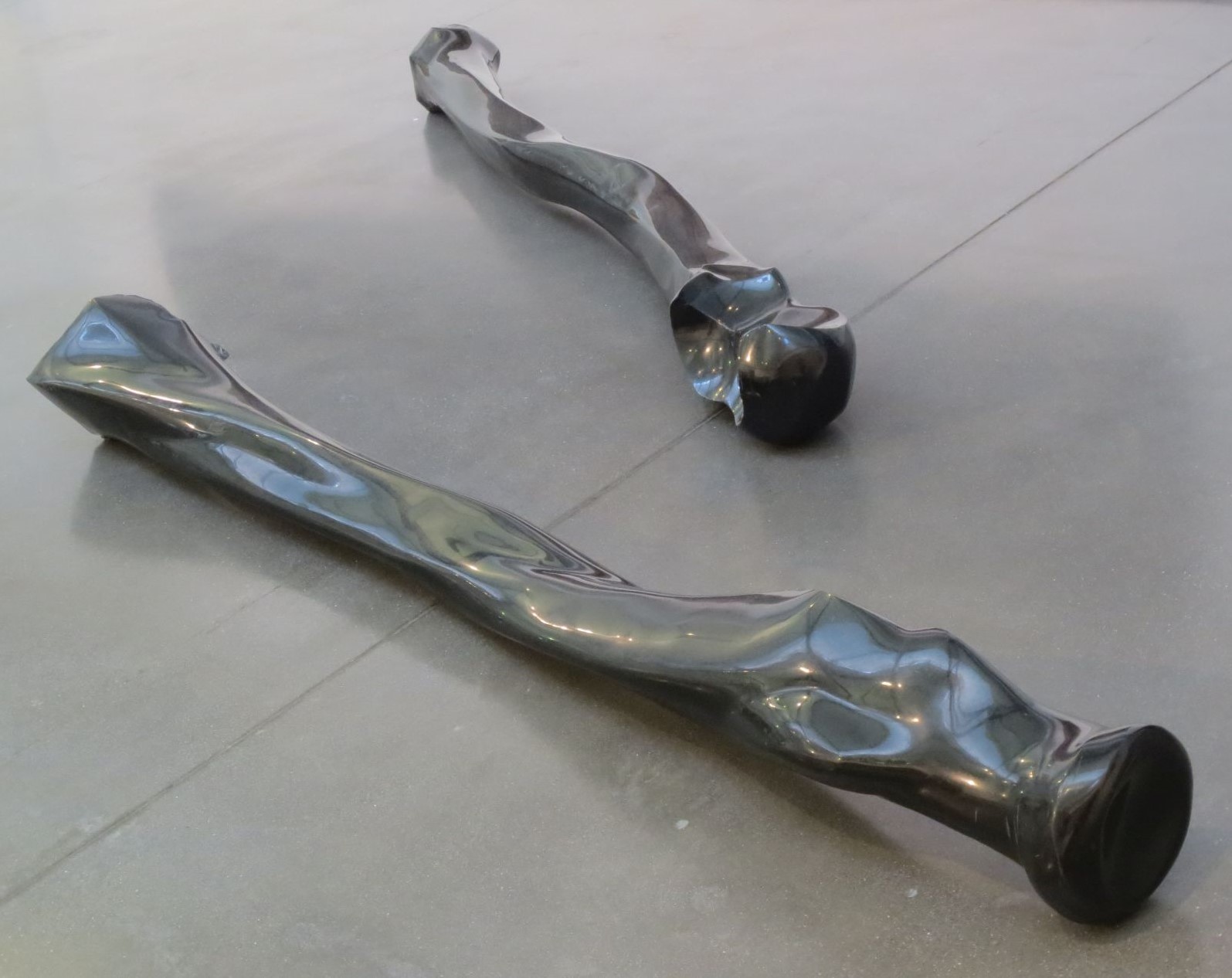 Christoph Traub, Relikt 1 und 2, Granit, 260 cm x 20 cm x 25 cm und 240 cm x 25 cm x 25 cm, Preis auf Anfrage, SüdWestGalerie