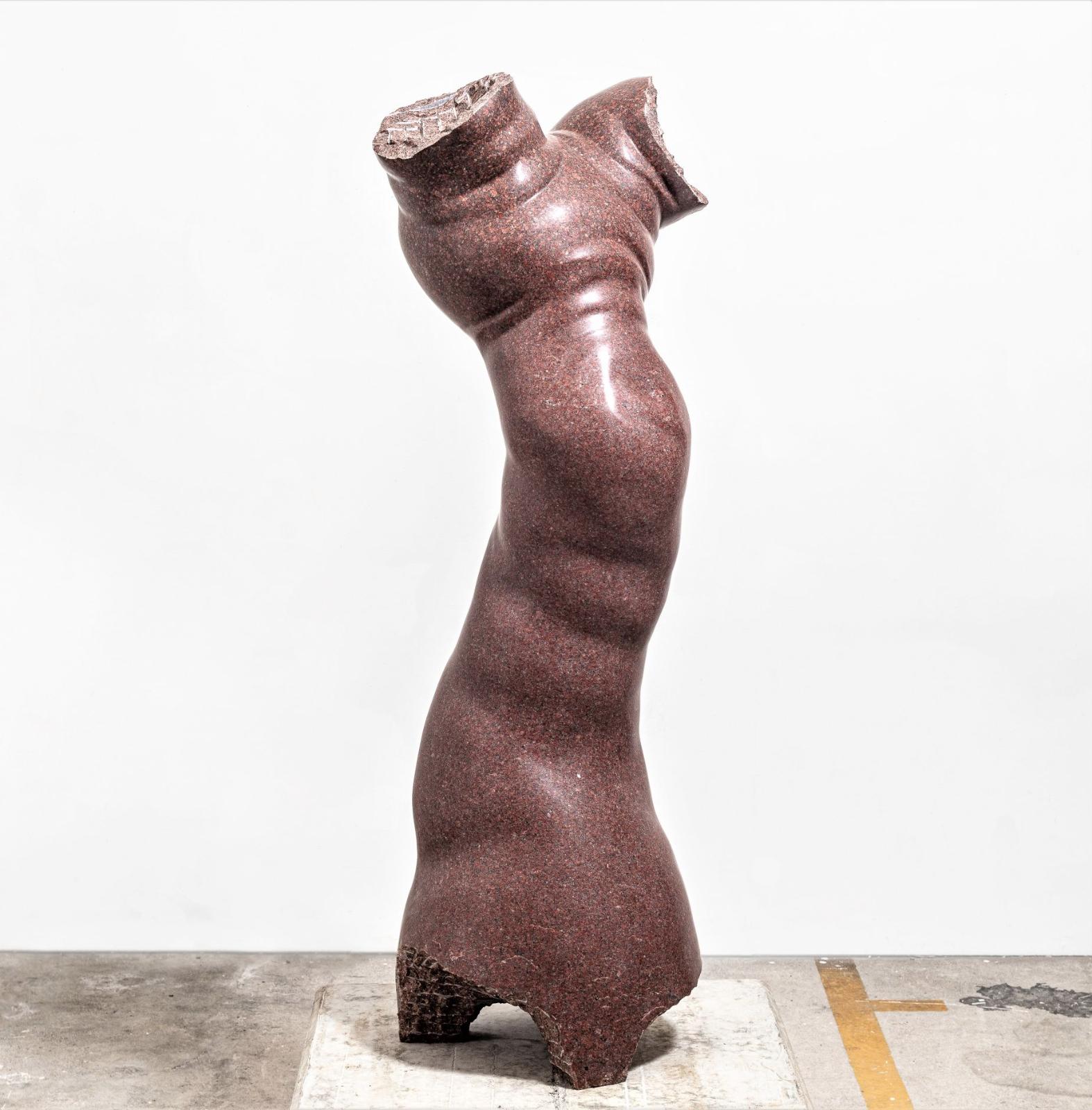 Christoph Traub, Schwung 1, Ansicht 1, 2021, Granit, 145 cm x 45 cm x 45 cm, Preis auf Anfrage, SüdWestGalerie
