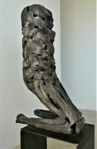 Emil Cimiotti , Knieende, 1983, Bronze gussrau auf Stahl, teilweise bemalt, 191 cm x 44 cm x 67 cm, Preis auf Anfrage, Galerie Cyprian Brenner