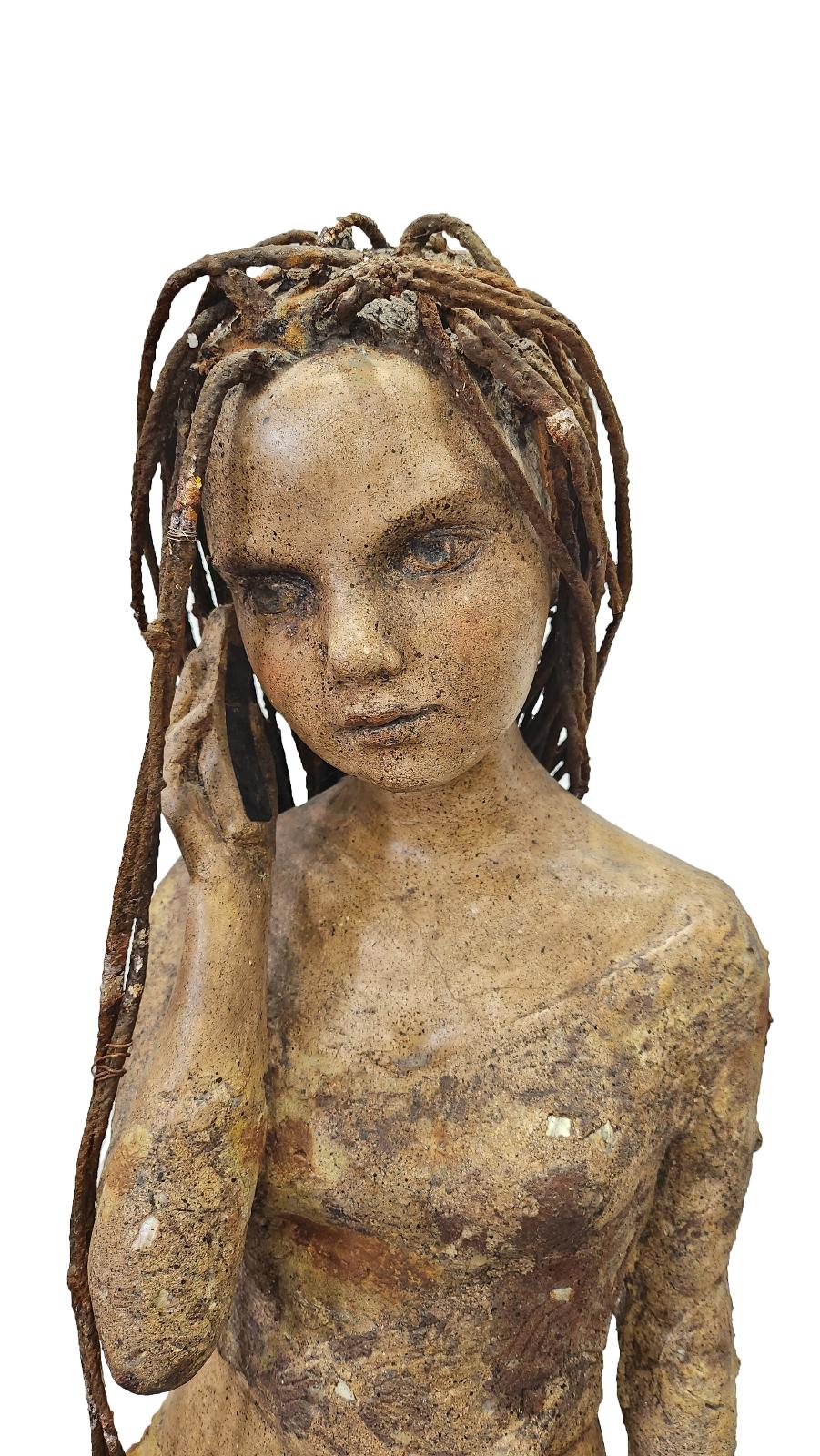 Susanne Rudolph, Kunst erklärt (Rasta Haare) (Detailansicht 2), 2017, Steinguss, Höhe: 95 cm, Preis auf Anfrage, SüdWestGalerie