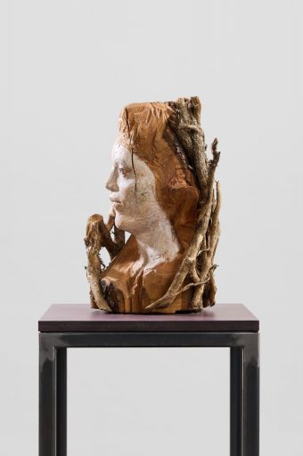 Laura Eckert, NN44 (Seitenansicht 1), 2023, Kirsche, Efeu, Pigment, Schellack, 42 cm x 25 cm x 26 cm, Preis auf Anfrage, Galerie Cyprian Brenner