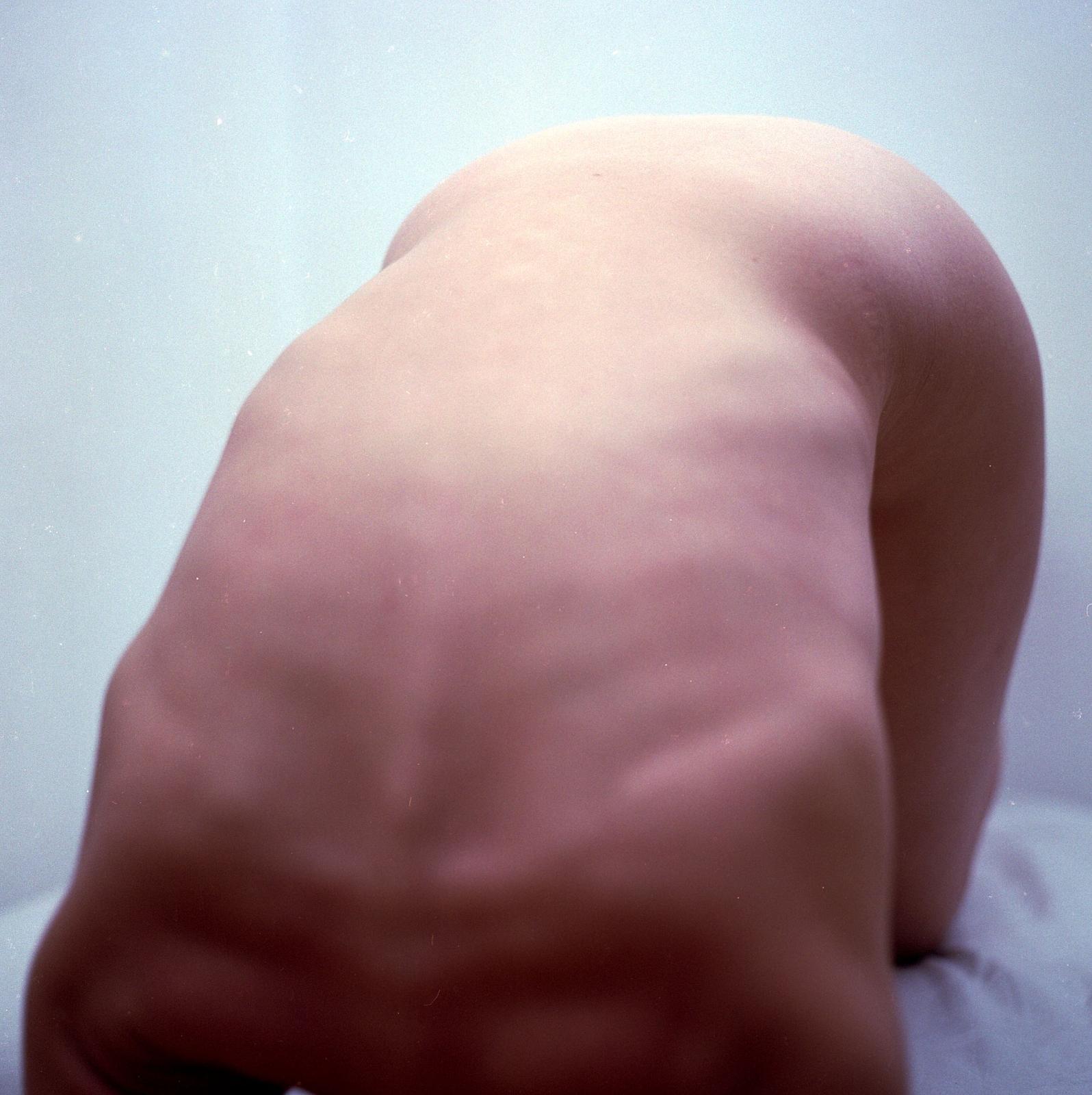 Laura Lacrampe, HAUT.1, 2020, analoge Farbfotografie (Handabzug, signiert), 48 cm x 48 cm, Preis auf Anfrage, SüdWestGalerie