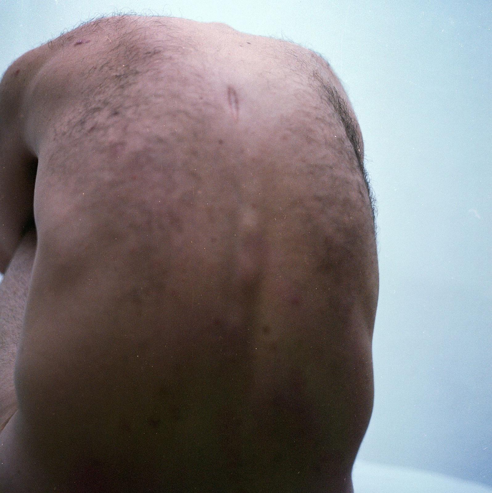 Laura Lacrampe, HAUT.3, 2020, analoge Farbfotografie (Handabzug, signiert), 48 cm x 48 cm, Preis auf Anfrage, SüdWestGalerie