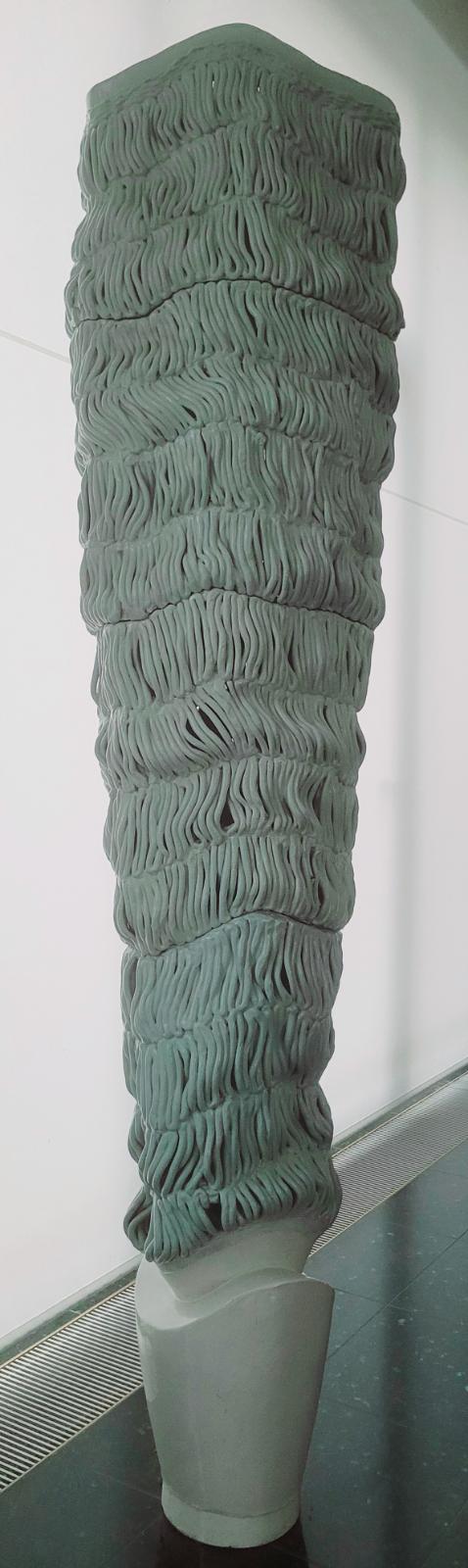 Stephan Hasslinger, Crepe, 1998, Keramik Glasuren, Höhe 230 cm, Breite zwischen 27 cm und 58 cm, Preis auf Anfrage, Galerie Cyprian Brenner