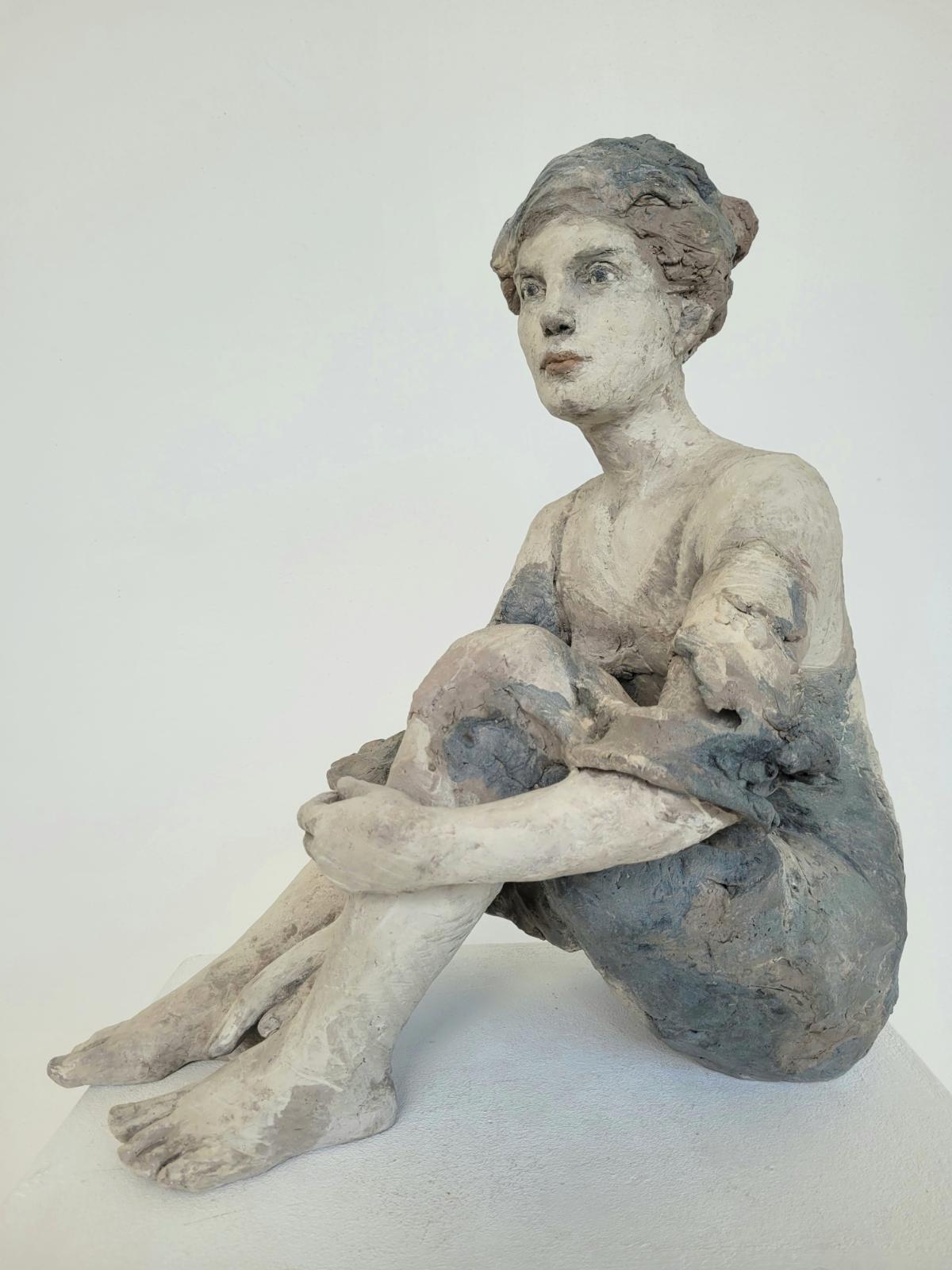 Silvia Siemes, Bleiben, Warten, Ansicht 1, 2022, Terrakotta, Höhe 51 cm, Preis auf Anfrage, SüdWestGalerie (3)